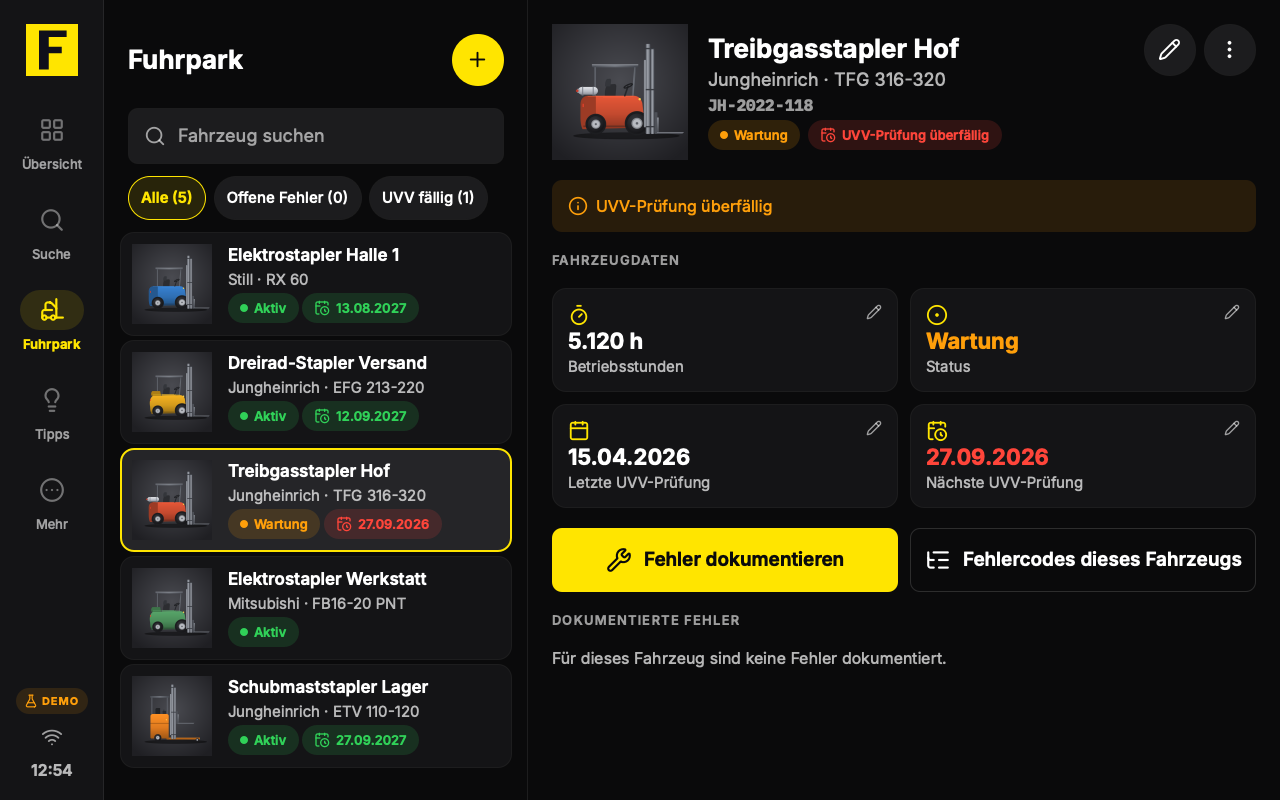 The fleet on the tablet, German interface: on the left five forklifts with status and inspection date, on the right operating hours, status and inspections of the selected vehicle (sample data)