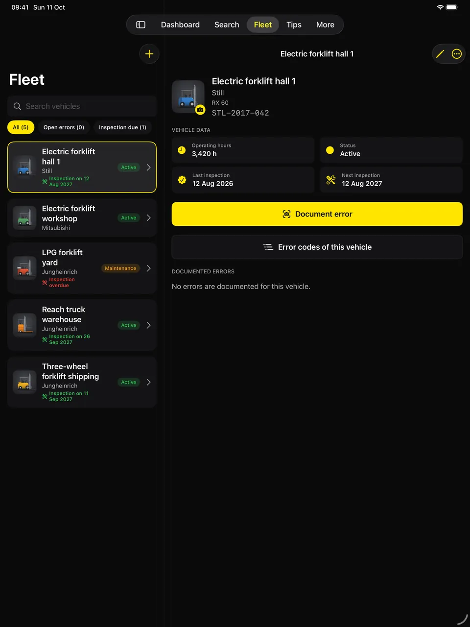 iPad: fleet with the list of vehicles and the details of one vehicle beside it (sample data)